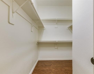 3951 N Hall Street - Photo Thumbnail 6