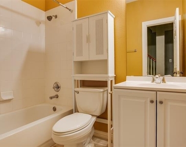 3951 N Hall Street - Photo Thumbnail 5