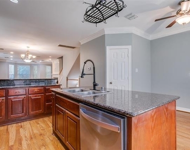 3951 N Hall Street - Photo Thumbnail 15