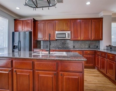 3951 N Hall Street - Photo Thumbnail 12