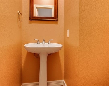 3951 N Hall Street - Photo Thumbnail 16