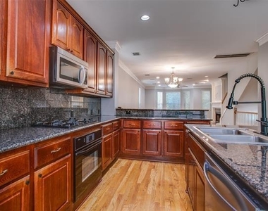 3951 N Hall Street - Photo Thumbnail 14