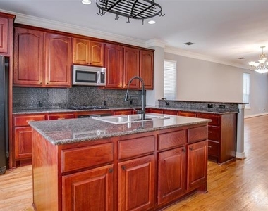 3951 N Hall Street - Photo Thumbnail 11