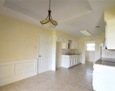 16 Lee Circle - Photo Thumbnail 4
