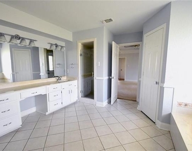 16 Lee Circle - Photo Thumbnail 8