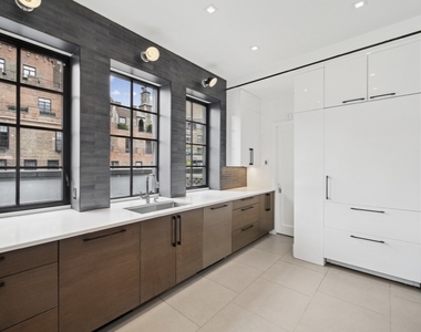 East 80th Street - Photo Thumbnail 4