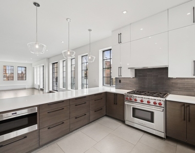 East 80th Street - Photo Thumbnail 3