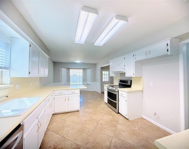 121 W Vail Drive - Photo Thumbnail 11