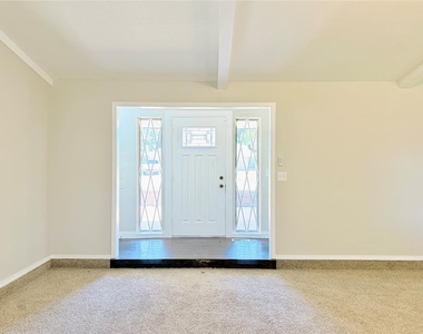 121 W Vail Drive - Photo Thumbnail 2