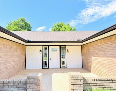121 W Vail Drive - Photo Thumbnail 1