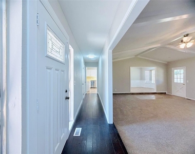 121 W Vail Drive - Photo Thumbnail 3