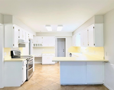 121 W Vail Drive - Photo Thumbnail 9