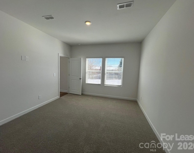 1548 31st Street Ne - Photo Thumbnail 4