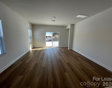 1548 31st Street Ne - Photo Thumbnail 2