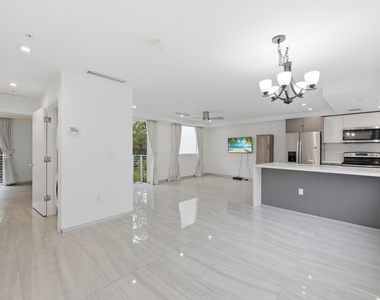 714 Ne 14th Avenue - Photo Thumbnail 3
