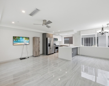 714 Ne 14th Avenue - Photo Thumbnail 4