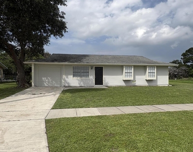 285 Ne Floresta Drive - Photo Thumbnail 1