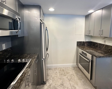 1800 N Andrews Avenue - Photo Thumbnail 2