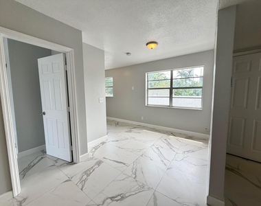 915 Ne 8th Street - Photo Thumbnail 2