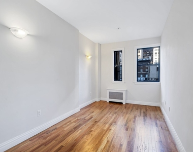 370 West 54th Street - Photo Thumbnail 7