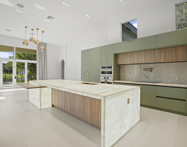 3201 E Stonebrook Circle - Photo Thumbnail 8
