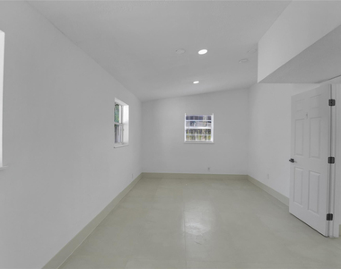 812 Ne 4th Avenue - Photo Thumbnail 9