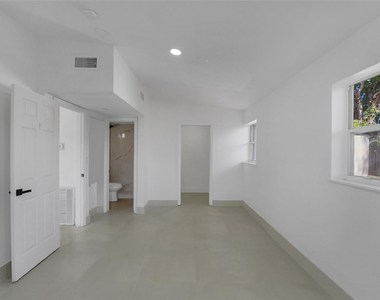812 Ne 4th Avenue - Photo Thumbnail 1