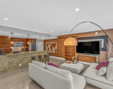 7601 E Treasure Drive - Photo Thumbnail 5