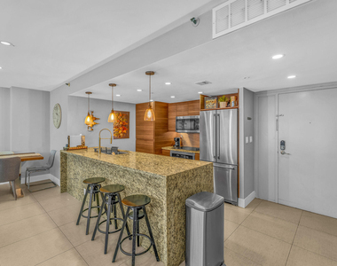 7601 E Treasure Drive - Photo Thumbnail 4