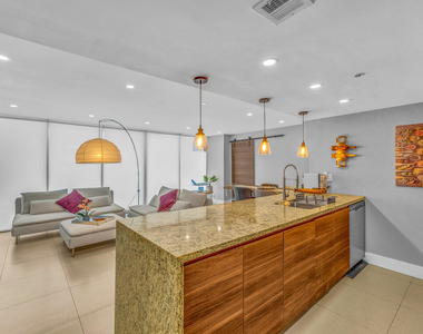 7601 E Treasure Drive - Photo Thumbnail 9