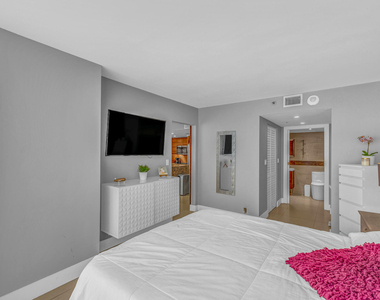 7601 E Treasure Drive - Photo Thumbnail 15
