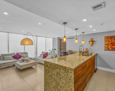7601 E Treasure Drive - Photo Thumbnail 10