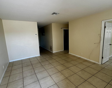 2824 N Dixie Highway - Photo Thumbnail 1