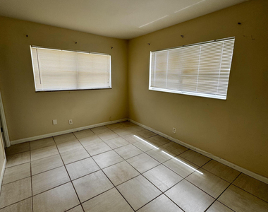 2824 N Dixie Highway - Photo Thumbnail 4
