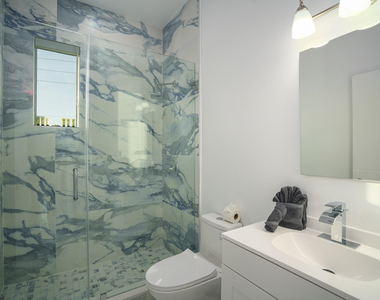 1002 N Riverside Drive - Photo Thumbnail 14