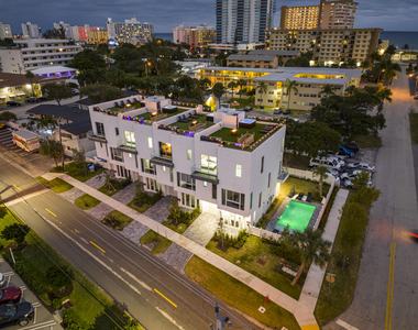 1002 N Riverside Drive - Photo Thumbnail 2