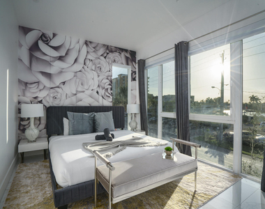 1002 N Riverside Drive - Photo Thumbnail 13