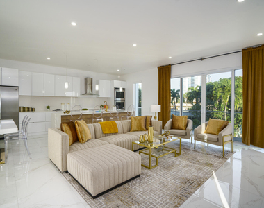 1002 N Riverside Drive - Photo Thumbnail 9