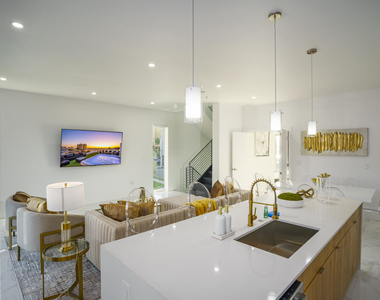 1002 N Riverside Drive - Photo Thumbnail 11