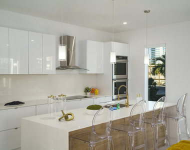 1002 N Riverside Drive - Photo Thumbnail 12