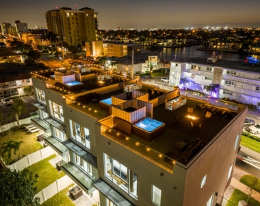 1002 N Riverside Drive - Photo Thumbnail 5