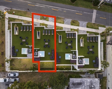 1002 N Riverside Drive - Photo Thumbnail 1