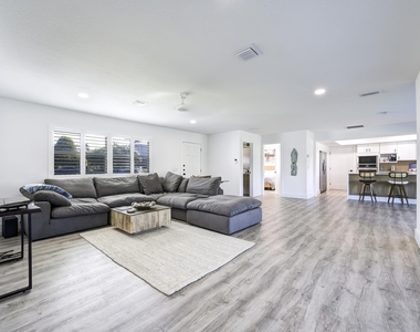8585 Se Palm Street - Photo Thumbnail 6