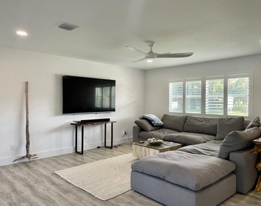 8585 Se Palm Street - Photo Thumbnail 8