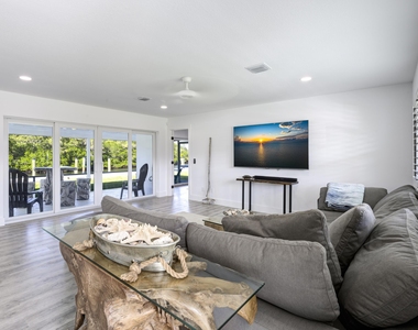8585 Se Palm Street - Photo Thumbnail 7