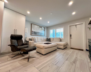 2115 Ne 37th Drive - Photo Thumbnail 6