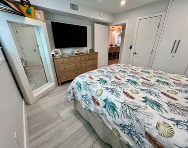 2115 Ne 37th Drive - Photo Thumbnail 15