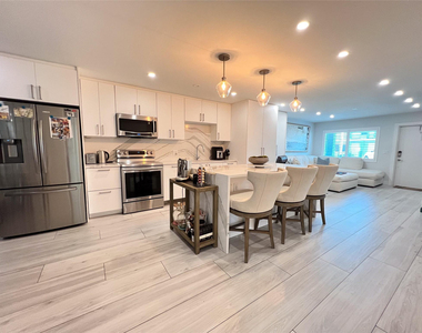 2115 Ne 37th Drive - Photo Thumbnail 3