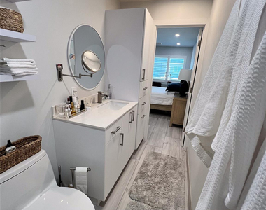 2115 Ne 37th Drive - Photo Thumbnail 16