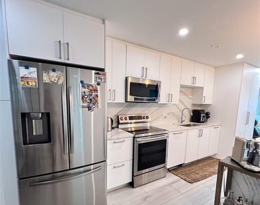 2115 Ne 37th Drive - Photo Thumbnail 2